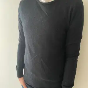 Svart 100% Merino ull crewneck i storlek S. Den är slimfit! Superbra skick! Hör av er vid frågor!