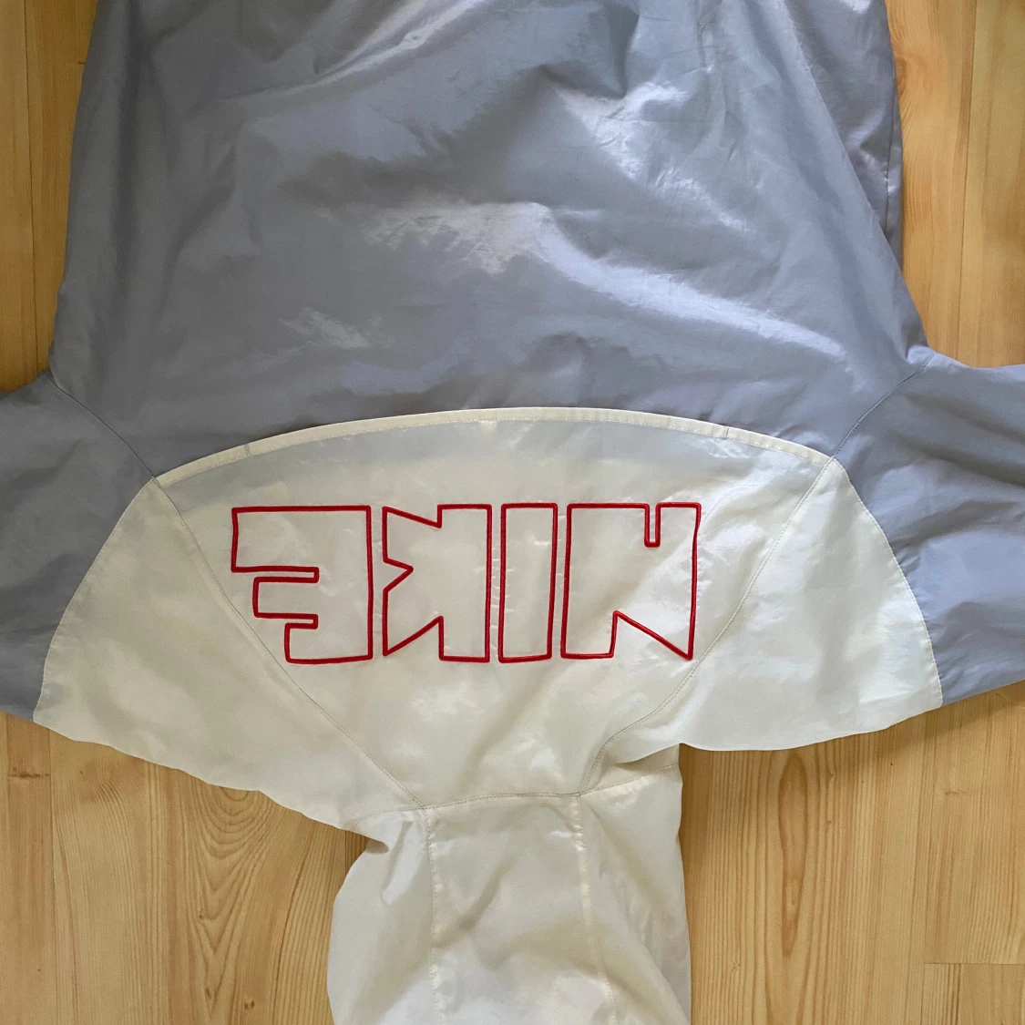 Grå och vit vindjacka från Nike - 90