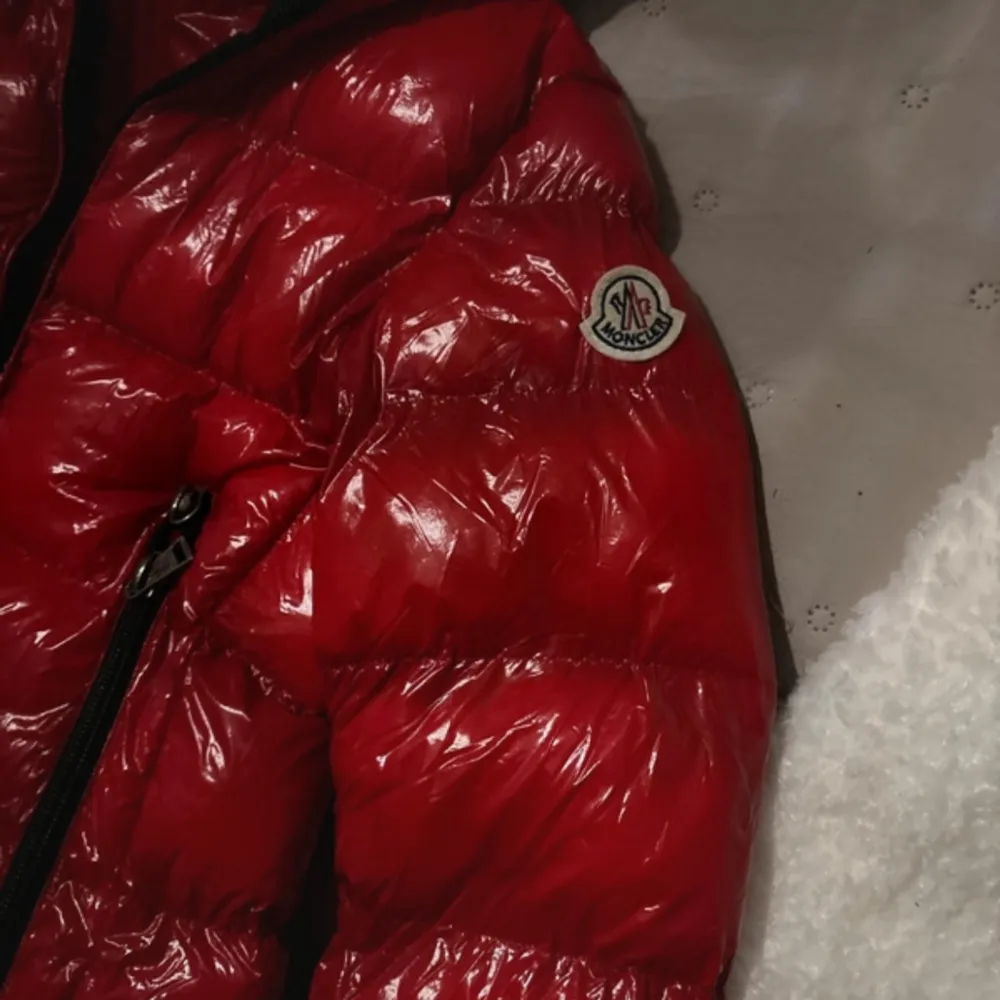 Säljer denna äkta moncler. Inte min stil längre. . Jackor.