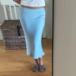 Blå midikjol - Ljusblå midi kjol i strl XS! Superfin nu i sommar eller till hösten, sparsamt använd i fint skick!💕😊
