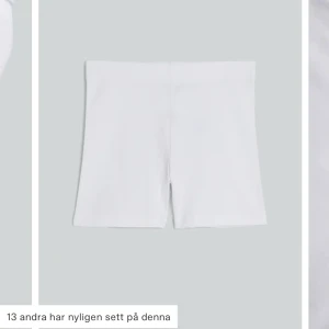 Shorts  - Säljer dessa helt oanvända vita shorts från Bik bok. Shortsen var tänkt att användas under studentklänning men behövdes ej. Vid intresse eller frågor, skriv privat!💞