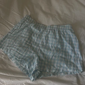 Rutiga pyjamashorts🩵🤍 - Superfina blå/vit rutiga pyjamshorts i toppskick använda fåtal gånger💫💫