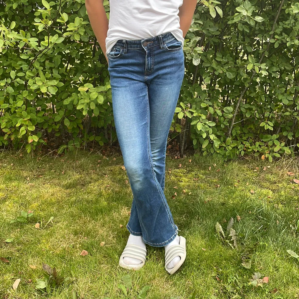 Fina mörkblåa jeans i fint skick! Funkar i alla årstider!. Jeans & Byxor.