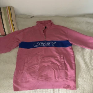 Rosa Obey-tröja - Säljer min rosa tjocktröja, Obey, för 50kr. Bra skick. Kan förhandla pris