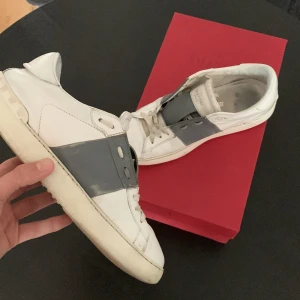 Valentino open - Tja! Säljer ett par gråa valentino open🌴 Skorna är i bra skick men lite färg har försvunnit på den gråa delen men det går att fixa om du går till en sko makare! Skorna är i storlek 40-41! Hör av er vid minsta lilla fundering🌴