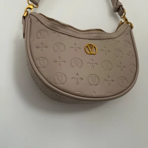 Väldigt fin väska - En väldigt fin väska, perfekt för vardagliga livet. Har knappt använt den. Får plats med läpppennor, mobil, handkräm eller bara de nödvändiga och mycket mer