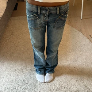 Lågmidjade Disel jeans - Snyggaste lågmidjade Disel jeansen!! Säljer så de är för stora💗💗Midjemått: ca 36cm, innerbenslängd ca 75 cm!! Storlek w27, L32