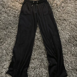 Äkta juicy i annan modell - Väldigt bra skick, dem är knappast använda. Lite annorlunda modell men fortfarande äkta och bra. Köpta på Kids Brand Store