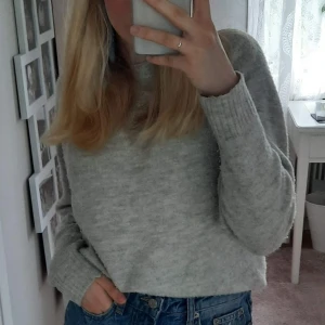 Stickad tröja - Bra skick, lite mer använd men inget som syns