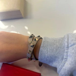 Valentino armband  - Säljer mitt fina valentino armband som inte kommer till användning ,eller så kan jag tänka mig byta mot ett vanligt valentino armband vilken färg som helst annars inga defekter förutom där vid spännet för har spänt åt den där annars som ny skriv för fler funderingar eller bilder äktenhetsbevis finns priset kan diskuteras. möts upp i Stockholm 