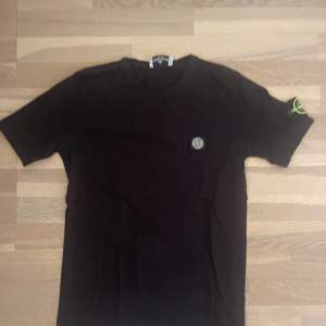 Hej säljer denna stone island t shirten använd ett några gånger. Den är i strolek L men är den passar M