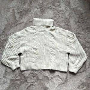 Stickad polotröja  - Beige stickad polotröja, kortare i modellen, skick 6/10