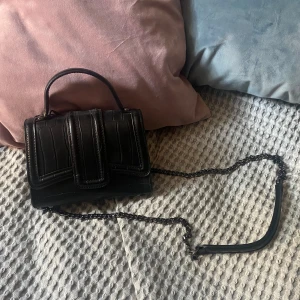 Svart väska  - Liten svart väska från zara. Perfekt till hösten💓💓
