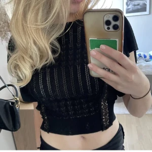 Topp zara - Jättefin topp från zara med öppen rygg! Lånade bilder från förra ägaren som endast använt toppen en gång, har själv aldrig använt den så den är som nyskick! Hör av er vid frågor❤️