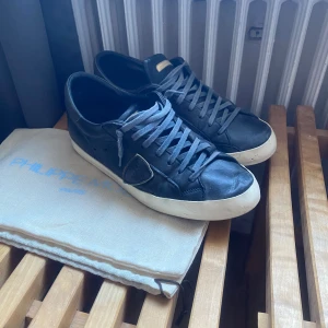 Philippe modell - Hej! Ett par Philippe modells i st 43 7/10 skick men annars as bra kvalle (tvättas innan skickas) PRISET ÄR EJ HUGGET I STEN. Kom privat för frågor!