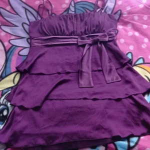 Volangtopp / kort klänning - Söt lila topp i strl S ☺️