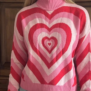 Stickad tröja med hjärta - En fin och supermjuk stickad tröja. Köpt på new yorker och typ aldrig andvänt. Den är liten i storlek den är storlek L men sitter som s/m. Hör av er vid fler frågor 💕💕