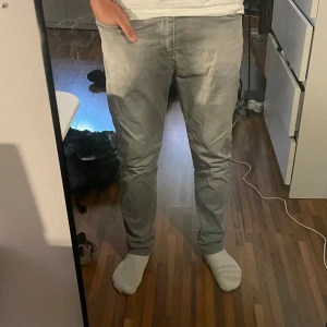 Replay anbass jeans - Säljer ett par snygga grå Replay Anbass jeans. De är väldigt bekväma att ha på sig. Hör av er vid frågor.