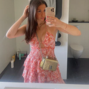 Volang klänning 🧡 - En superfin blommig volangklänning som jag endast använt en gång. Säljer då den blivit för liten för mig. Osäker på storleken då jag ej är hemma när jag postar detta men det är en S eller M🧡