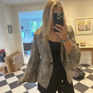 Marlene Birger kavaj - andvänd väldigt få gånger! nypris 3000kr  passar både M och S