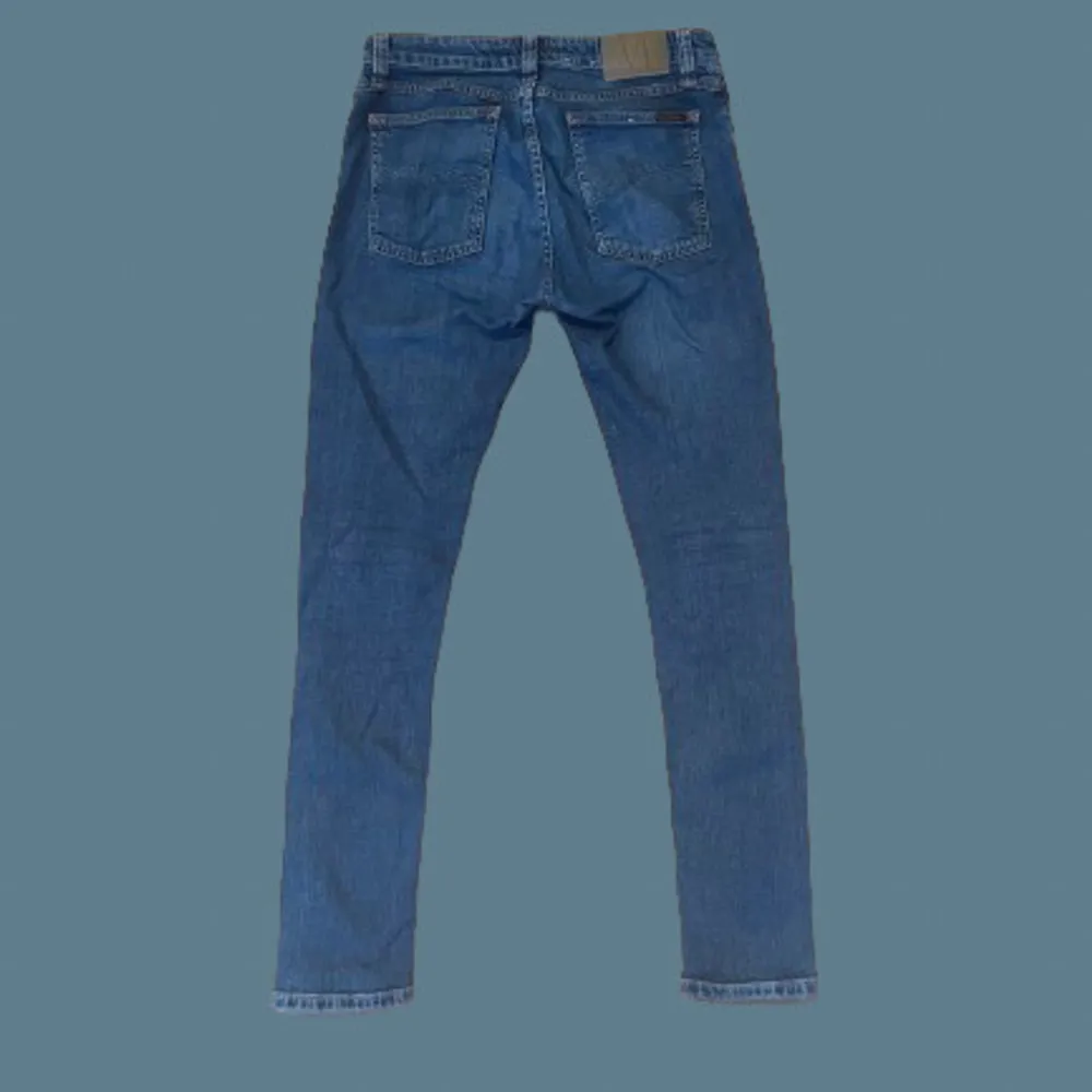 Säljer ett par feta blå Nudie Jeans | passformen är slimfit | storleken är 31/32 | byxorna är knappt använda och i bra skick 9/10 | nypris för dessa byxor är ungefär 1600 kr, vårt pris 450 kr | hör av dig vid frågor eller funderingar 💯. Jeans & Byxor.