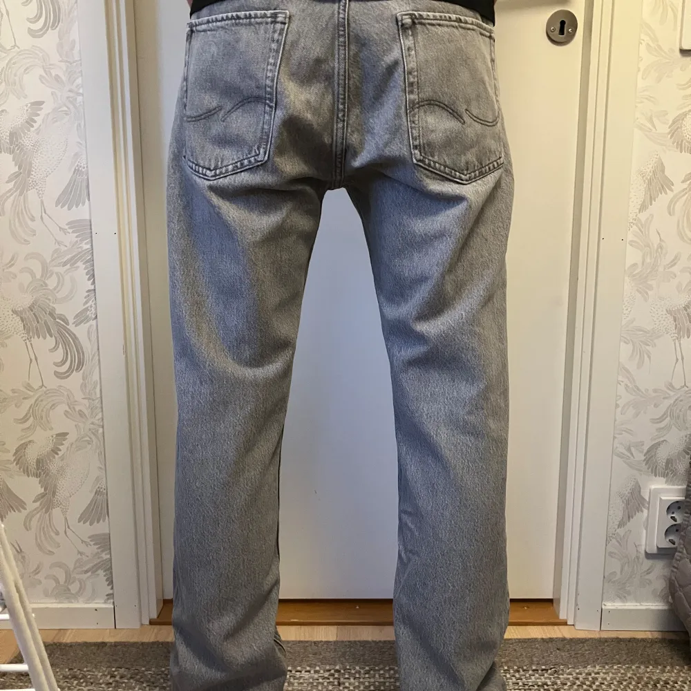 Jack Jones jeans i storlek 30/32. Zip tröja i XS.. Jeans & Byxor.