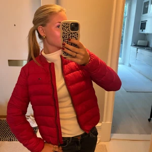 Bomber jacka  - Höst jacka från hillfiger, knappt använd så väldigt bra skick!