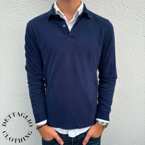 Massimo Dutti Tröja  - Marinblå tröja från Massimo Dutti | Skick: 9/10 | Storlek: M | Nypris: 799kr | Säljer för 389kr | Spårbar frakt via Postnord eller Instabox | Hör av dig vid frågor eller funderingar 