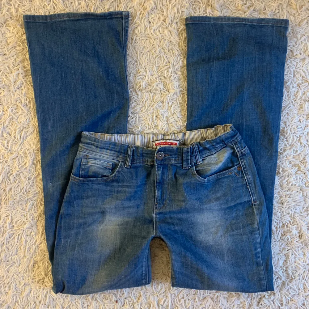 vintage midwaist bootcut jeans, fint skick, stretchig midja. står ej storlek men mått är: midja 36cm men kan stretchigas ut till 42cm. Innerbenslängd ca 80cm ❣️❣️. Jeans & Byxor.