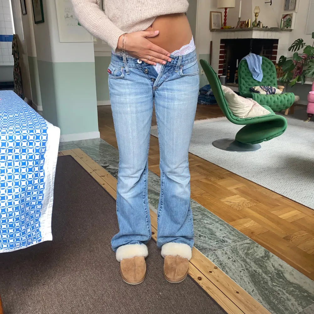 Mina ABSOLUTA favvo jeans som nu tyvärr är små som ni ser!! Genuint skiitsnygga! Jättefin ljusblå färg! Innerbenslängd: 79 cm. Midja tvärsöver (typ två cm insydda) 38 cm. Och jag är 163 för preferens. Passar för nån med lite mindre höfter💓. Jeans & Byxor.