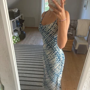 Zara klänning  - Jättefin klänning från zara i storlek S. Nytt skick och är bara använd en gång. 