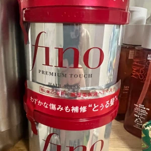 Shiseido fino hairmask - BÅDA ÄR HELT OÖPPNAD. Har köpt från mitt resande från Asien. MAN FÅR 2st om man. 