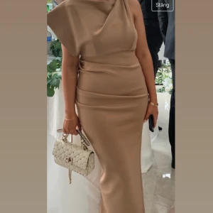 Asos klänning  - Säljer min fina klänning för bra pris. Storlek 36/38 Används endast några timmar Kan gå ner i pris vid snabb!