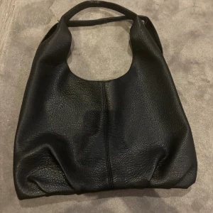 Läder väska  - Super fin läder väska, perfekt till hösten🍂🍁💋köpt secondhand!