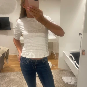 Hm T-shirt  - En jättefin T-shirt med resår längs över kroppen, sällan använd, utan defekter. Tveka inte att höra av dig!🤗