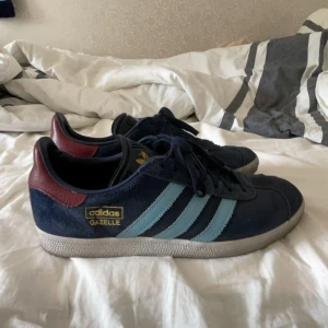 Adidas gazelle - Ett riktigt fint par adidas Gazella som går i många stilar. Nästan inte något använda och är i storlek 43, skriv för fler frågor