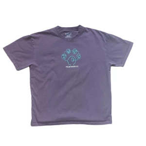 Polar skate Co tee - 💯fet mörk lila t shirt från märket polar skate Co💯 inga hål eller märken🛍️ storlek M men passar mittemellan M o L🌍