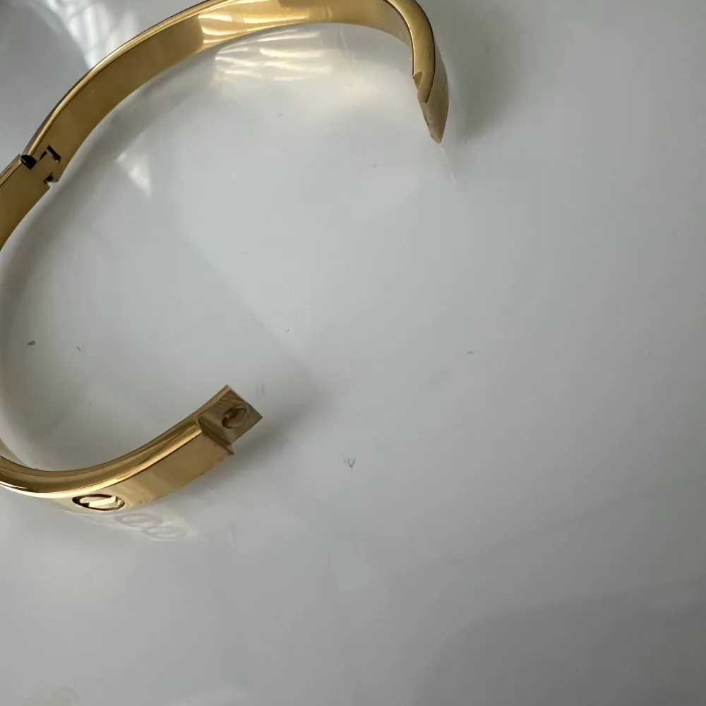 guld armband som ser ut som cartier ’s Chloe bagle. Aldrig använt o skriv vid intresse!!!. Accessoarer.