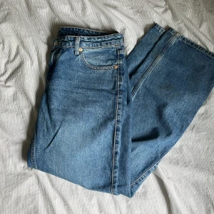 Blå jeans från Weekday - Säljer ett par snygga blå jeans från Weekday i modellen Arrow Low Straight. Använt fåtal gånger. Säljer den pga det är tyvärr för stora!