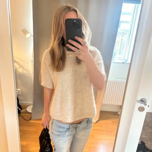 Stickad ull t shirt vit / beige - Den ä storlek m men passar jätte bra på mig som brukar va s. Jätte mysig och sitter jätte fint. Fråga hjärna om de nått ni vill veta. 