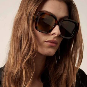 Chimi eywear #10 - Världens coolaste solglasögon från Chimi, modell #10 som inte säljs längre vad jag kan se. I väldigt bra skick och kommer i originalförpackning! Färg tortoise. Nypris runt 1300 kr