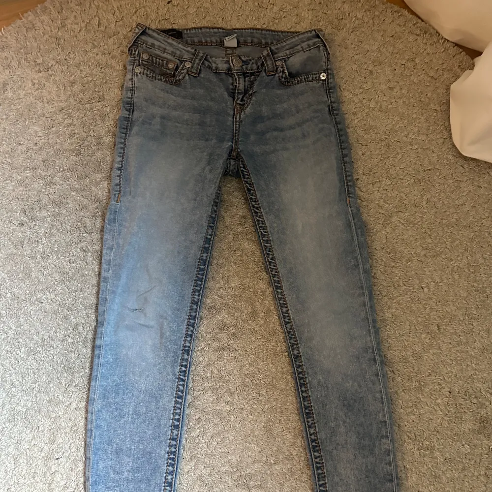 säljer ett par mid waist True Religion jeans i fint skick. Storlek, w28. man kan sy om jeansen så att de skulle bli mer utsvängda om man skulle vilja ha det så 🩷. jag står inte för frakten och gör inga returer. priset kan diskuteras.💕. Jeans & Byxor.