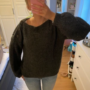 Stickad tröja - Söt stickad tröja med knappar på axlarna Inga tecken på användning