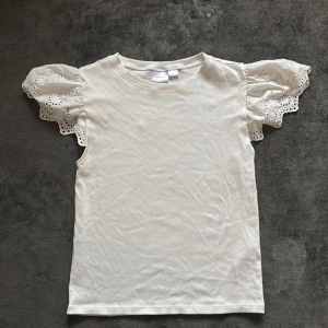 Gina tricot top - Säljer denna fina topp från gina young. Den är i storlek 170 men passar som en s. Aldrig använd. Pris kan diskuteras ☺️