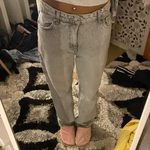 Säljer ett par ljusgrå jeans från Bershka. De har en midwaist passform. Jeansen är i bra skick och är i strl 38 men passar 36 också