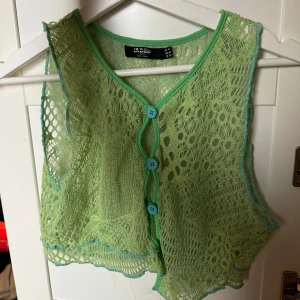 Jaded London virkad grön topp - Använd 1-2 ggr, bra skick. Ganska liten i storleken brukar vanligtvis ha S/M i toppar. Ordinariepris 519kr