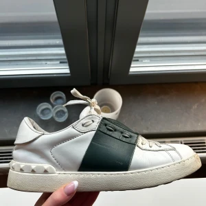 Valentino open - Tjena, säljer dessa fina valentino open skor då dom börjar blir för små, skorna är fräscha och bra använda, skick 8/10 pågrund av nån liten skråma hit och dit men annars ser dom bra ut, hör av er för frågor och funderingar! Priset kan diskuteras.