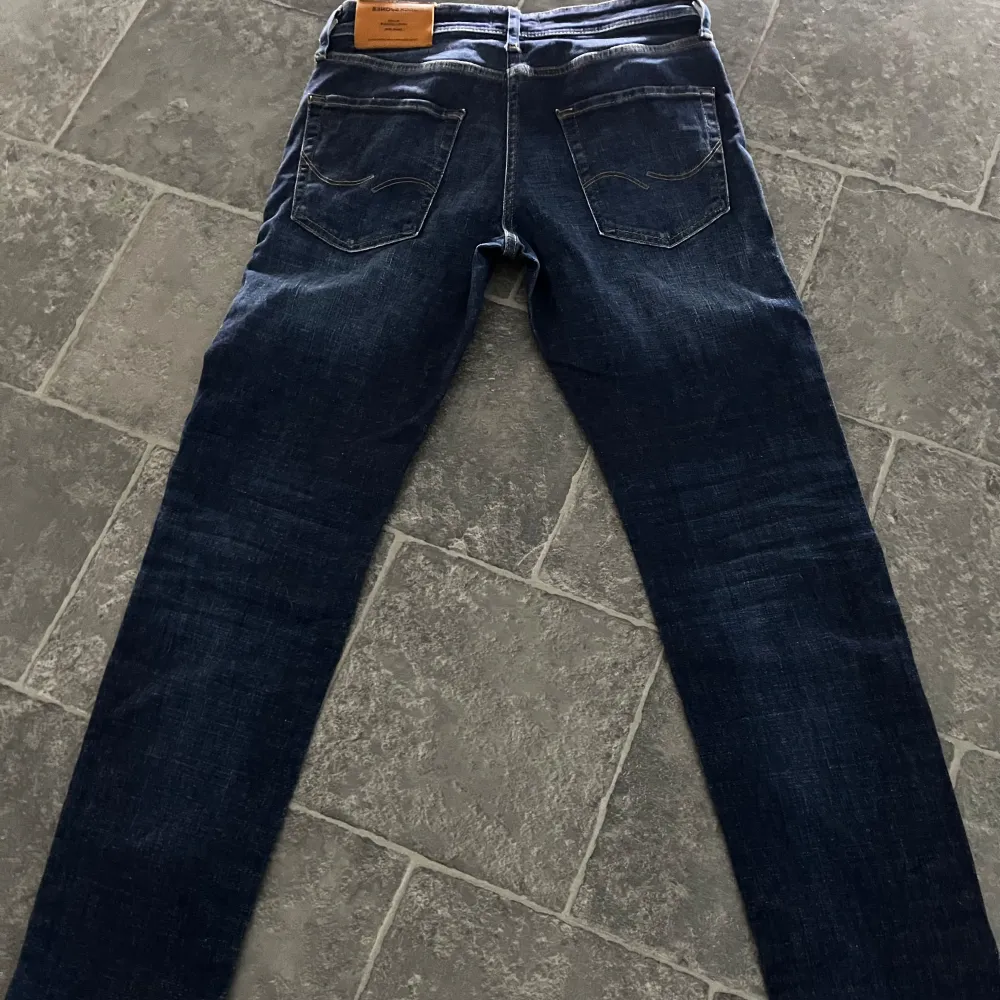 Säljer dessa snygga mörkblåa jeans från jack&jones. Storleken är W28 L32. Nypris 899kr. Dem är aldrig använda så dom är i jättebra skick.. Jeans & Byxor.