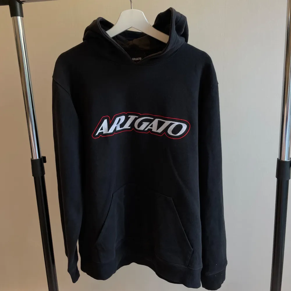 Säljer denna snygga Axel Arigato Hoodie som jag köpte på Axel Arigato i Göteborg!  Nypris: 1200kr . Hoodies.