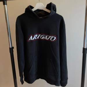 Säljer denna snygga Axel Arigato Hoodie som jag köpte på Axel Arigato i Göteborg!  Nypris: 1200kr 